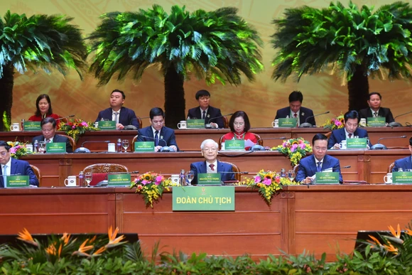 Tổng Bí thư Nguyễn Phú Trọng và các đồng chí lãnh đạo Đảng, Nhà nước tham gia Đoàn Chủ tịch Đại hội.