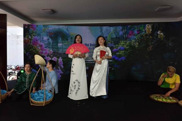 Một tiết mục trình diễn thơ. 