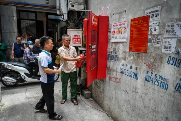 Tổ công tác phường Quan Hoa kiểm tra công tác phòng cháy, chữa cháy tại các cơ sở cho thuê trọ trên địa bàn. (Ảnh: THÀNH ĐẠT)