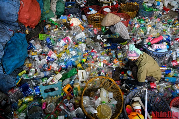 [Ảnh] Mưu sinh ở "thủ phủ" phế liệu nhựa ven đô Hà Nội