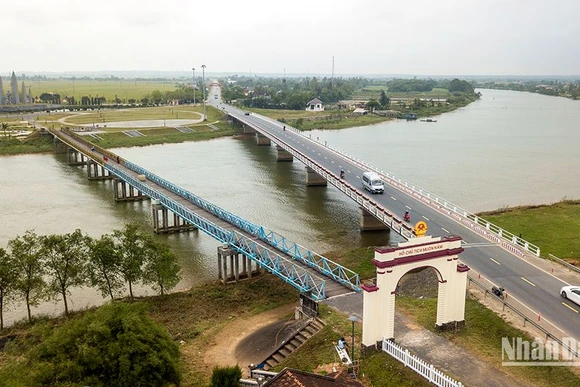 Cầu Hiền Lương ngày nay. (Ảnh: THÀNH ĐẠT)