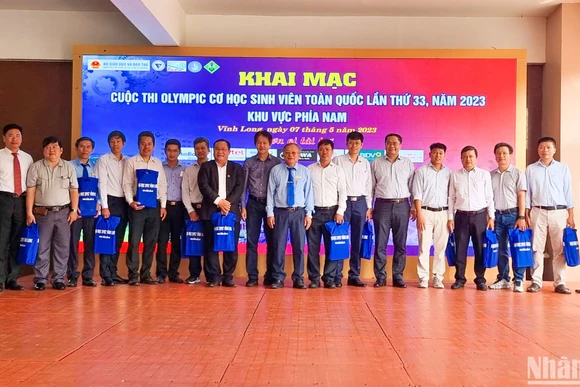 Ban tổ chức trao quà cho các đơn vị tham gia kỳ thi thi Olympic Cơ học toàn quốc lần thứ 33 khu vực phía nam. 