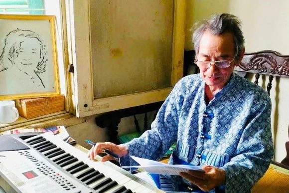 Gần 90 tuổi, nhạc sĩ Dân Huyền vẫn miệt mài với sự nghiệp sáng tác âm nhạc.