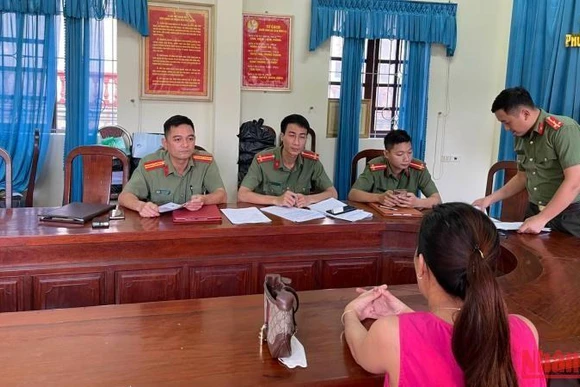 Công an Nghệ An làm việc với đối tượng đăng tải thông tin sai sự thật. (Ảnh: Công an cung cấp).