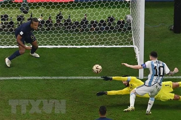 Tiền đạo Messi ghi bàn thắng thứ ba của đội nhà, đưa Argentina vượt lên dẫn trước trong cuộc rượt đuổi tỷ số kịch tính. (Ảnh: AFP/TTXVN)