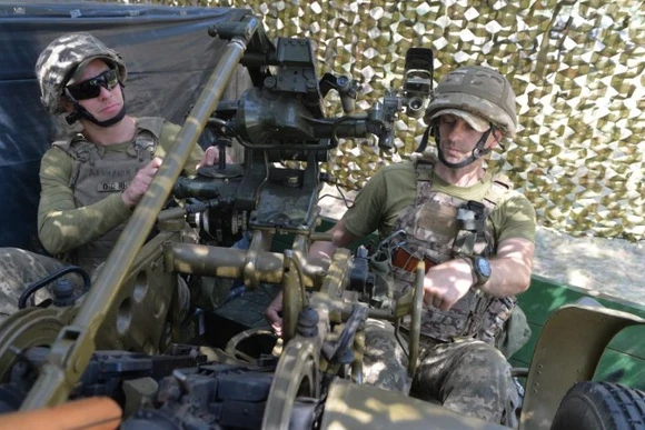 Binh lính Ukraine vận hành vũ khí ở quận Kupyansk, Ukraine, ngày 16/8/2023. (Ảnh: Tân hoa xã)