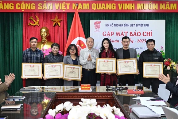 Trao Bằng khen cho cán bộ, phóng viên các cơ quan báo chí.