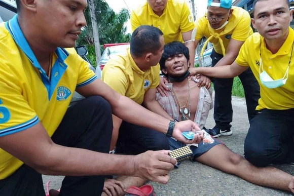 Cảnh sát khống chế nghi phạm. (Ảnh: Bưu điện Bangkok)