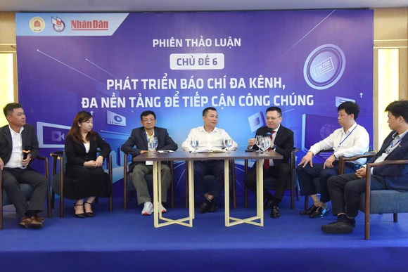 Các diễn giả thảo luận tại phiên thảo luận 6 với chủ đề “Phát triển báo chí đa kênh, đa nền tảng để tiếp cận công chúng”. (Ảnh: TRẦN HẢI)