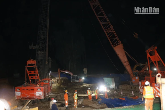 Đã đưa được thi thể bé Hạo Nam lên mặt đất sau 21 ngày cứu hộ