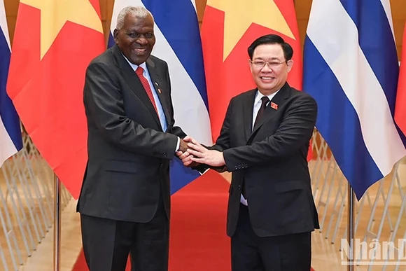 Chủ tịch Quốc hội Vương Đình Huệ và Chủ tịch Quốc hội Cuba Esteban Lazo Hernandez. (Ảnh: DUY LINH)