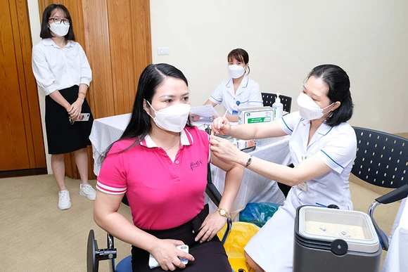 Tiêm vaccine là một trong những giải pháp ngăn chặn dịch Covid-19.