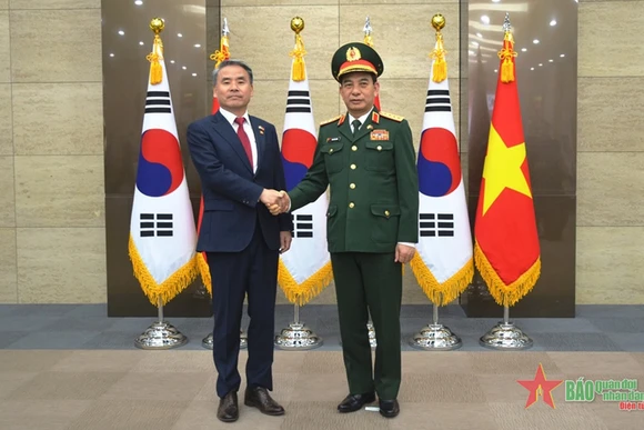 Bộ trưởng Phan Văn Giang và Bộ trưởng Lee Jong Sup chụp ảnh chung trước khi bước vào hội đàm. (Ảnh: qdnd.vn)