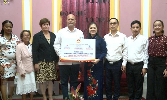 Bà Trương Thị Ngọc Ánh, Phó Chủ tịch Ủy ban Trung ương Mặt trận Tổ quốc Việt Nam, trao quà tặng Ủy ban Bảo vệ Cách mạng Cuba. (Ảnh: TTXVN)