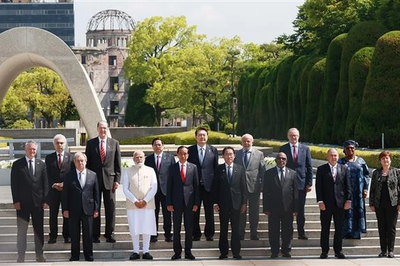 Trưởng đoàn các nước khách mời chụp ảnh chung trước Đài tưởng niệm Nạn nhân Vụ nổ bom nguyên tử tại Công viên Tưởng niệm Hòa bình Hiroshima. (Ảnh: Dương Giang/TTXVN)