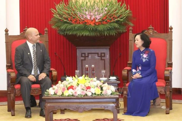 Thường trực Ban Bí thư Trương Thị Mai tiếp đồng chí Gerardo Hernandez Nordelo, Chủ tịch Uỷ ban Bảo vệ Cách mạng Cuba. (Ảnh: TTXVN)