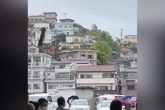 [Video] Khoảnh khắc bom khói ném vào Thủ tướng Nhật Bản