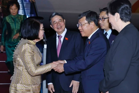Lễ đón Chủ tịch Quốc hội Vương quốc Campuchia Samdech Khuon Sudary tại Sân bay Quốc tế Nội Bài. (Ảnh: TTXVN)