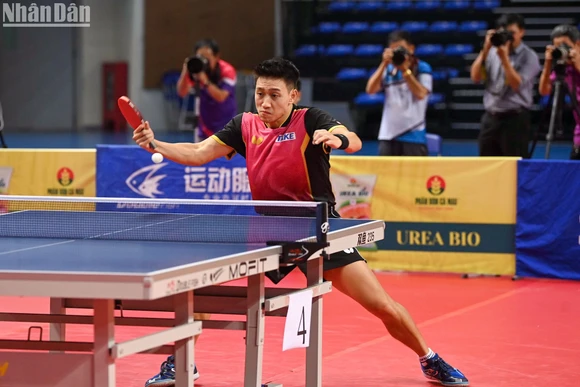 Nguyễn Anh Tú áp đảo Đinh Anh Hoàng về mọi mặt trong trận chung kết đơn nam. (Ảnh: DUY LINH)
