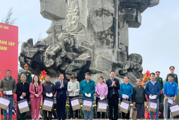 Tại buổi lễ, lãnh đạo tỉnh Quảng Trị, lãnh đạo huyện Triệu Phong trao 20 suất quà cho các gia đình chính sách có hoàn cảnh khó khăn. 