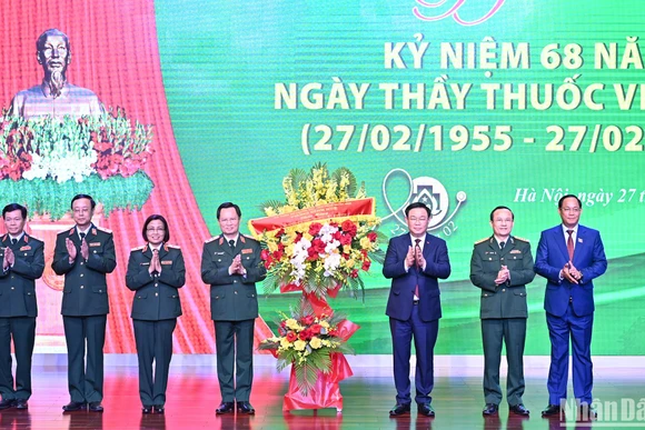 Chủ tịch Quốc hội Vương Đình Huệ tặng hoa chúc mừng đội ngũ thầy thuốc Bệnh viện Trung ương Quân đội 108. (Ảnh: Duy Linh)