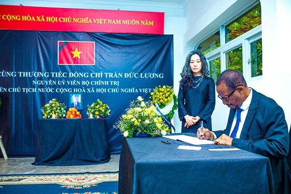 Đại sứ quán Việt Nam tại Cộng hòa Thống nhất Tanzania mở Sổ tang tưởng niệm Nguyên Chủ tịch nước Trần Đức Lương.