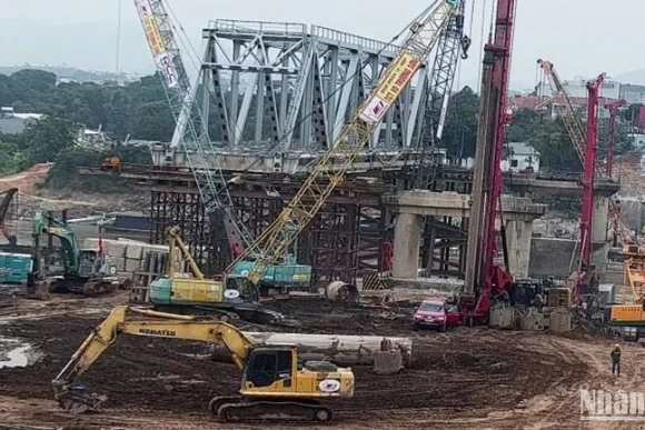 Nhịp độ thi công hối hả, sôi động tại công trường xây dựng cầu Phong Châu mới.