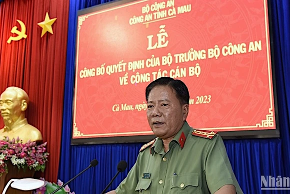 Đại tá Phạm Thành Sỹ, Giám đốc Công an tỉnh Cà Mau công bố Quyết định của Bộ trưởng Công an bổ nhiệm Thượng tá Lê Tấn Vinh đảm nhận chức Phó Giám đốc Công an tỉnh Cà Mau.