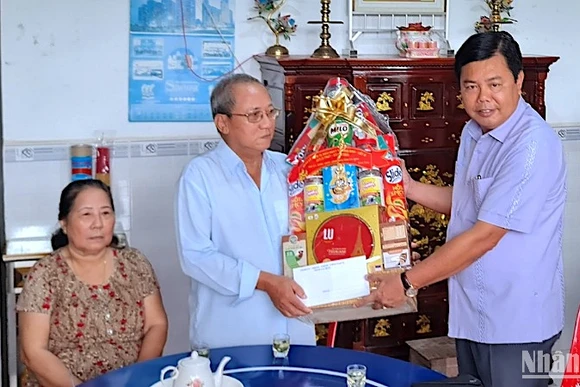 Bí thư Tỉnh ủy Cà Mau Nguyễn Tiến Hải tặng quà cho gia đình thương binh Đỗ Ngọc Ẩn, ấp Vịnh Nước Sôi, xã Viên An, huyện Ngọc Hiển. 