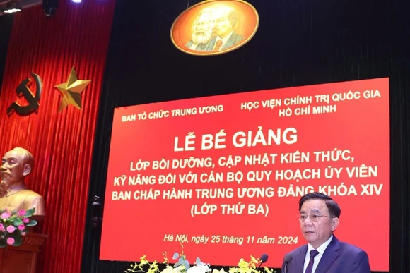 Đồng chí Trần Cẩm Tú, Ủy viên Bộ Chính trị, Thường trực Ban Bí thư phát biểu ý kiến tại Lễ bế giảng lớp bồi dưỡng, cập nhật kiến thức, kỹ năng đối với cán bộ quy hoạch Ủy viên Trung ương Đảng khóa XIV (lớp thứ 3).