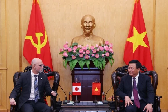 Đồng chí Nguyễn Xuân Thắng, Ủy viên Bộ Chính trị, Giám đốc Học viện Chính trị quốc gia Hồ Chí Minh, Chủ tịch Hội đồng Lý luận Trung ương tiếp và làm việc với ngài Đại sứ đặc mệnh toàn quyền Canada tại Việt Nam Shawn Perry Steil. 