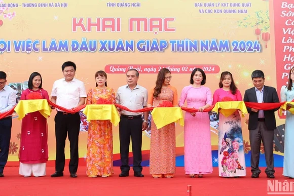 Hội việc làm đầu Xuân Giáp Thìn 2024 tại Quảng Ngãi. Ảnh: HIỂN CỪ