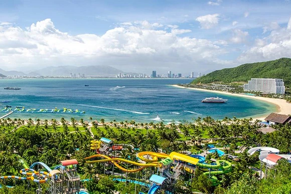 Từ Khu du lịch Vinpearl Nha Trang nhìn về thành phố Nha Trang.