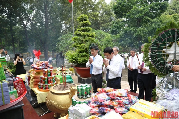 Đồng chí Nguyễn Mạnh Hùng, Ủy viên Trung ương Đảng, Bộ trưởng Thông tin-Truyền thông và đồng chí Nguyễn Thành Tâm, Ủy viên Trung ương Đảng, Bí thư Tỉnh ủy Tây Ninh dâng hương tại Nghĩa trang Liệt sĩ ngành Bưu điện R.