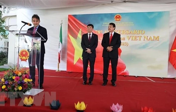 Ông Fernando Gonzalez Saiffe, Tổng Vụ trưởng Vụ châu Á-Thái Bình Dương, Bộ Ngoại giao Mexico, phát biểu tại buổi lễ. (Ảnh: Phi Hùng/TTXVN)