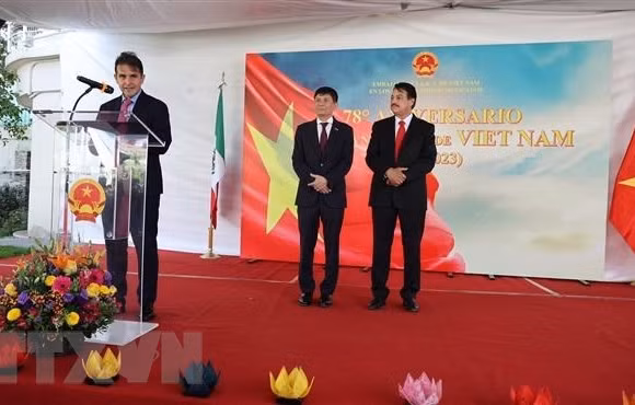 Ông Fernando Gonzalez Saiffe, Tổng Vụ trưởng Vụ châu Á-Thái Bình Dương, Bộ Ngoại giao Mexico, phát biểu tại buổi lễ. (Ảnh: Phi Hùng/TTXVN)