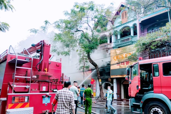 Các lực lượng tập trung cứu chữa vụ cháy.