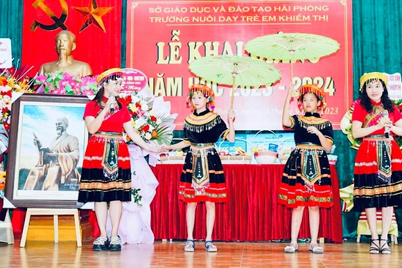 Biểu diễn văn nghệ trong ngày khai giảng của học sinh Trường nuôi dạy trẻ khiếm thị.