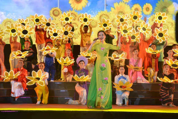 Ca sĩ Khánh Ngọc biểu diễn trong chương trình.