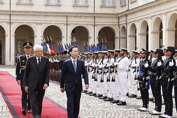 Chủ tịch nước Võ Văn Thưởng và Tổng thống Italy Sergio Mattarella duyệt đội danh dự. (Ảnh: Thống Nhất/TTXVN)