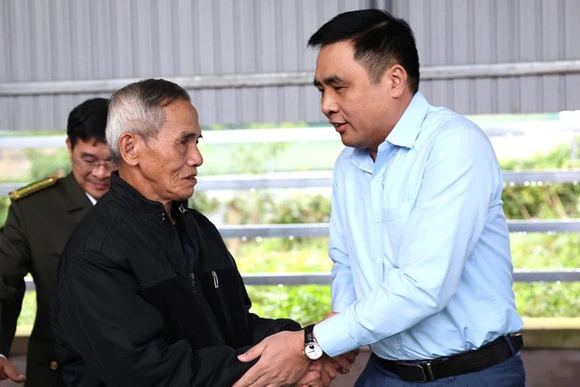 Thứ trưởng Nông nghiệp và Phát triển nông thôn Nguyễn Quốc Trị thăm hỏi, chia buồn với người thân đồng chí Nguyễn Kim Anh.