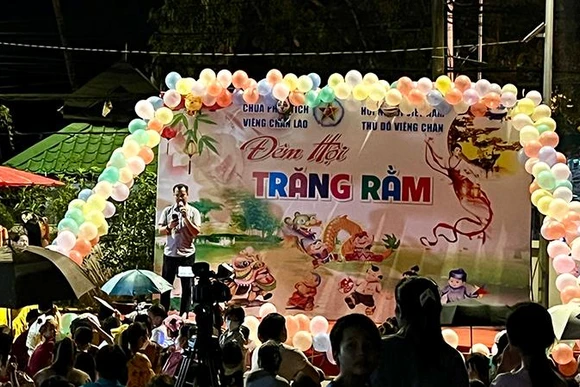 Trời có mưa nhỏ nhưng không làm giảm sự hào hứng của các em vui Tết Trung thu.