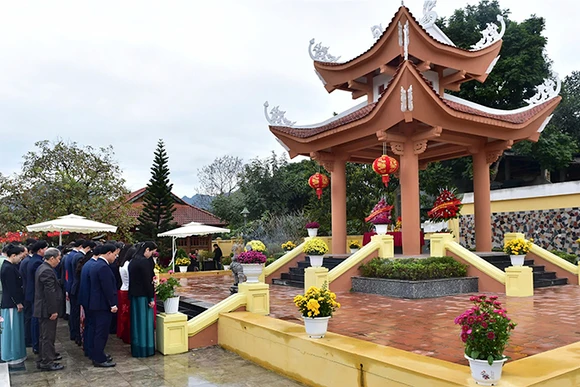Các đồng chí lãnh đạo tỉnh Tuyên Quang dâng hương, dâng hoa tại di tích địa điểm thành lập Chi bộ Mỏ Than.