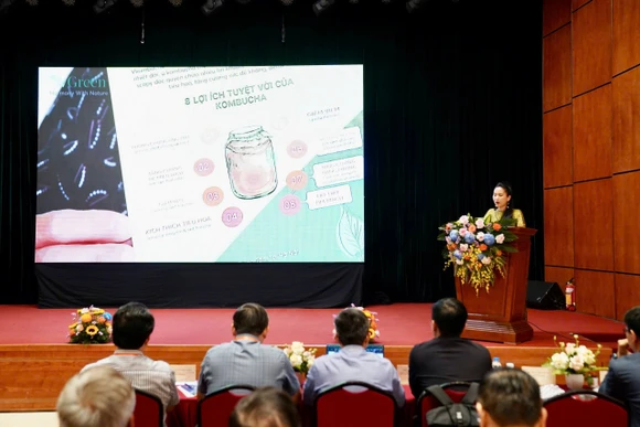 Bà Trần Thanh Việt, Công ty Cổ phần Tập đoàn VGreen giới thiệu hành trình phát triển hệ sinh thái Kombucha đầu tiên tại Việt Nam.