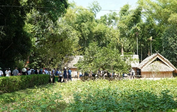 Du khách thập phương hành hương về quê Bác dịp nghỉ lễ Quốc khánh 2/9.