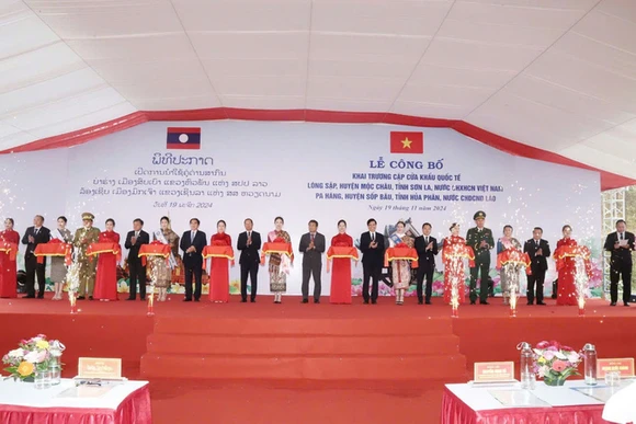 Các đại biểu cắt băng khánh thành cặp Cửa khẩu quốc tế Lóng Sập (Việt Nam)-Pa Háng (Lào), ngày 19/11/2024. (Ảnh: Ủy ban Biên giới quốc gia)