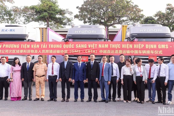 Đại biểu của hai nước Việt Nam và Trung Quốc đón phương tiện vận tải Trung Quốc tại ICD Long Biên.