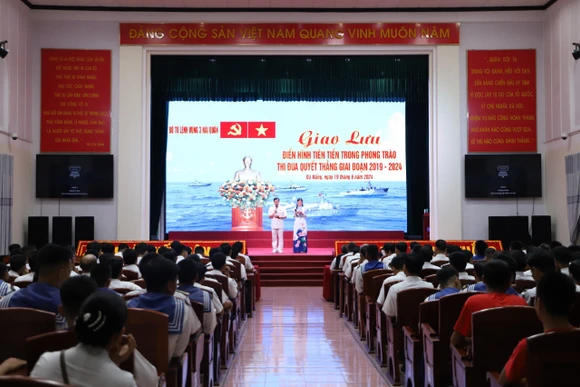 Chương trình giao lưu điển hình tiên tiến trong thực hiện phong trào thi đua Quyết thắng của Vùng 3 Hải quân. 