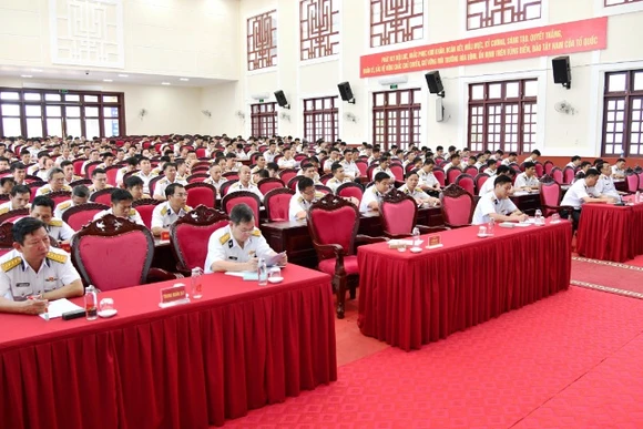 Cán bộ, chiến sĩ Vùng 5 Hải quân nghe thông báo nhanh kết quả Hội nghị Ban chấp hành Trung ương Đảng khóa XIII, tháng 1/2025.