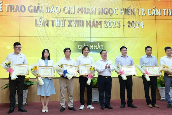 Lãnh đạo Ủy ban nhân dân thành phố Cần Thơ trao Giải Nhất cho các tác giả.